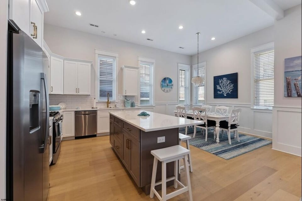 Bright Kitchen & Dining Area with Seating for 10