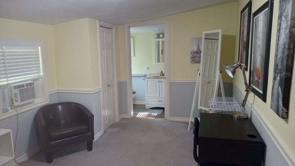 Bedroom / Workstation 