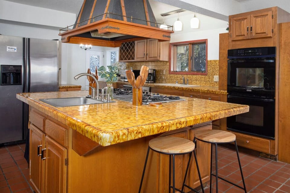 Kitchen with 6 burners 2 sinks