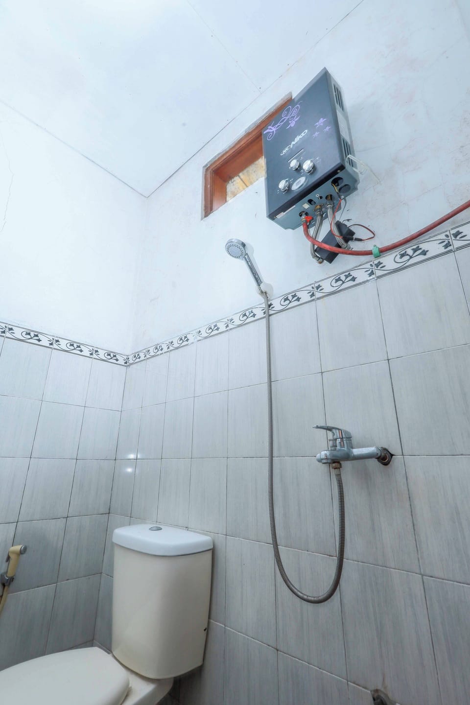 Shower, towels, soap, shampoo