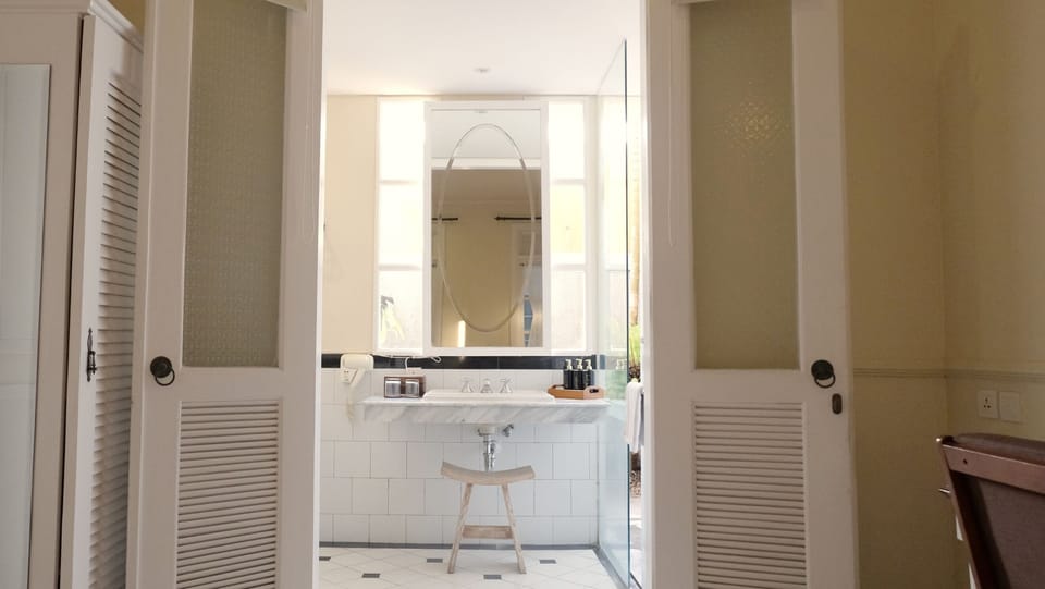 Suite | Bathroom | Shower, free toiletries, slippers, towels