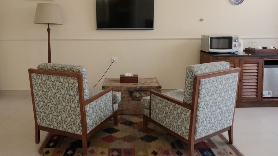 Family Suite | Living area | 43-inch LED TV with cable channels, fireplace