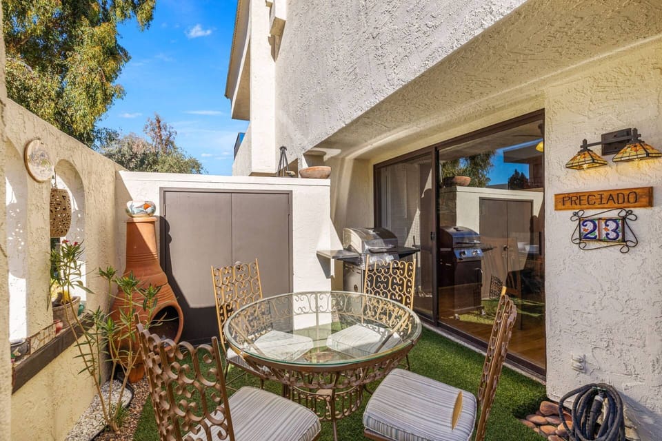 Propane BBQ and outdoor dining/chatting for 4