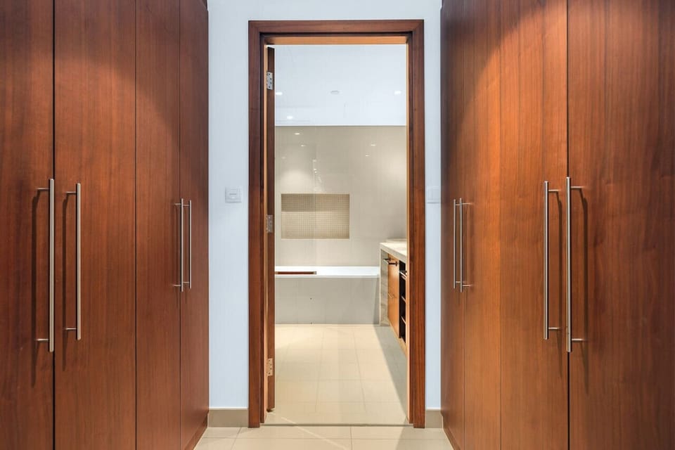 Walk-in closet: Ample storage and sleek design for your stylish getaway in Dubai!
