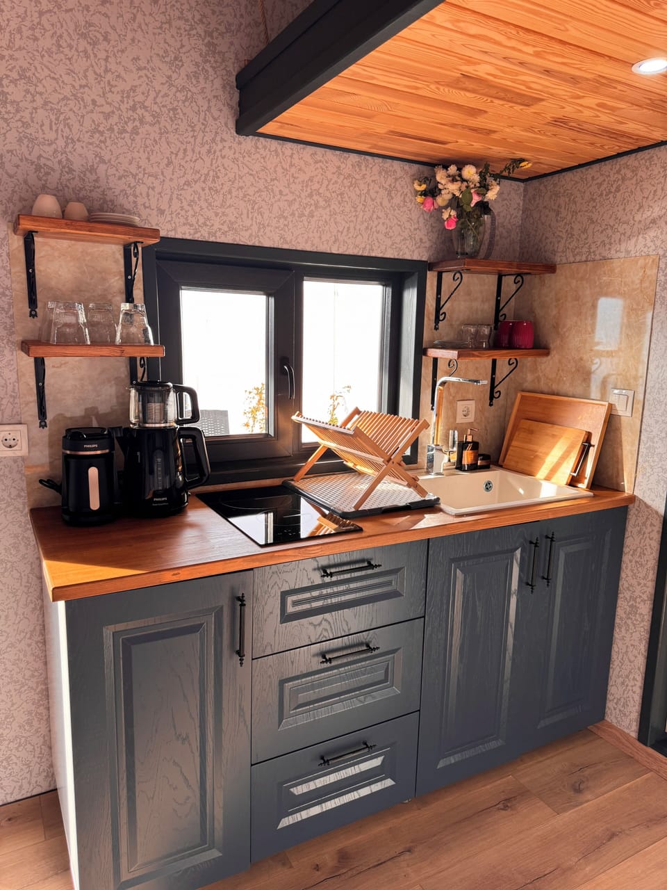 Tiny Home with Classic Loft Bed Lake View | Private kitchen | Mini-fridge, coffee/tea maker, electric kettle, cookware/dishes/utensils