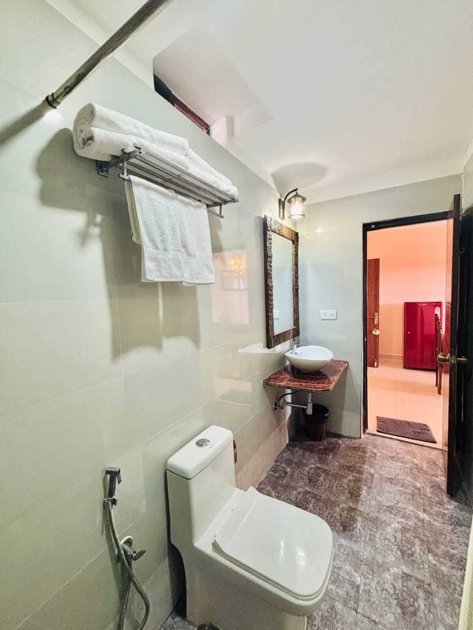 Junior Room, 1 King Bed | Bathroom | Shower, free toiletries, bidet, towels