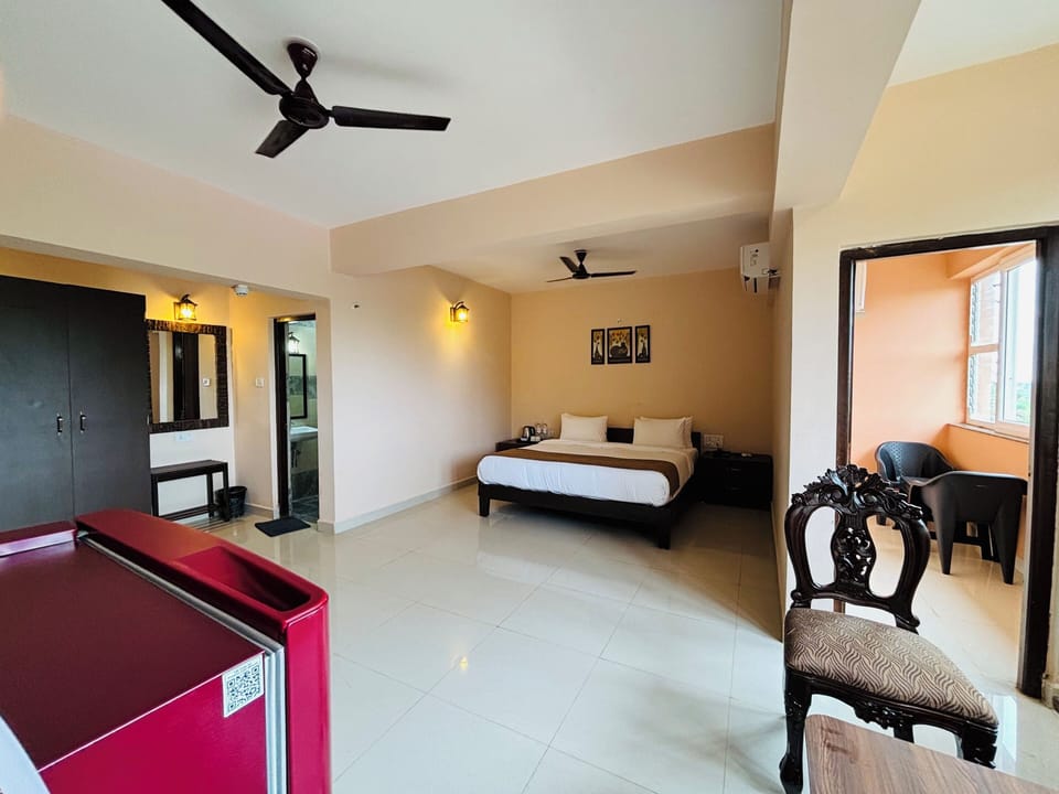 Junior Room, 1 King Bed | Bathroom | Shower, free toiletries, bidet, towels
