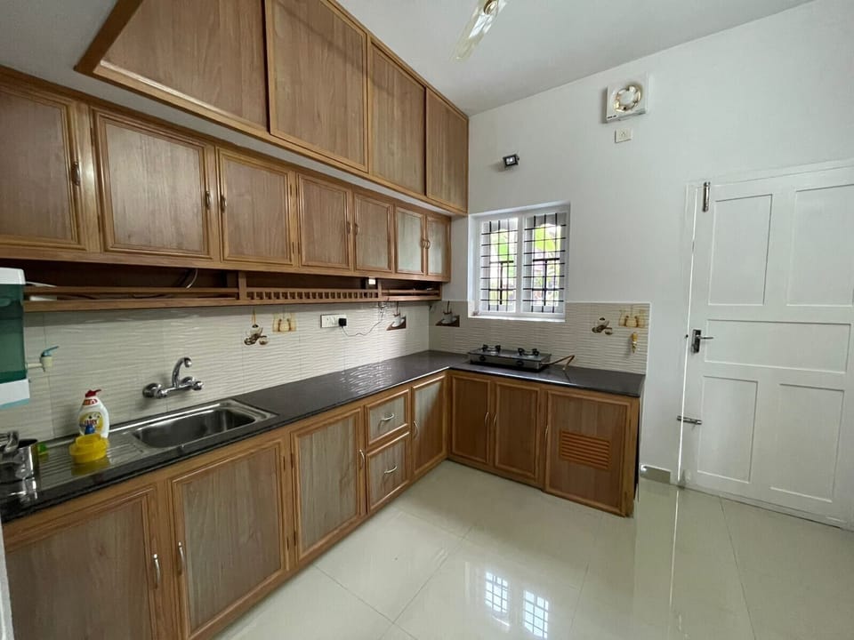 House | Private kitchen | Fridge, stovetop, electric kettle