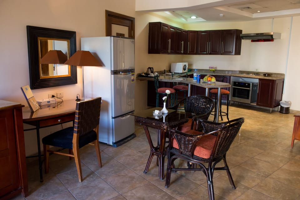 Family Room, 1 King Bed, Private Bathroom, Golf View | Minibar, in-room safe, free cribs/infant beds, rollaway beds