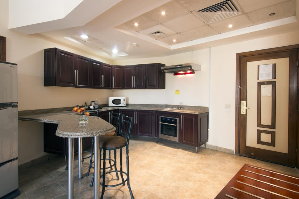 Family Room, 1 King Bed, Private Bathroom, Golf View | Minibar, in-room safe, free cribs/infant beds, rollaway beds