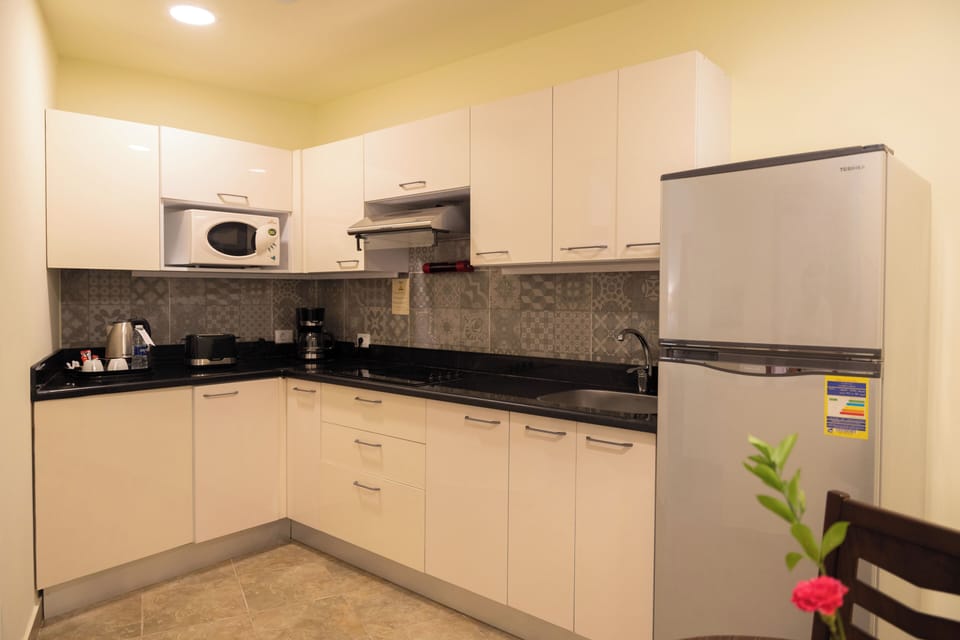 Family Room, 1 King Bed, Private Bathroom, Golf View | Minibar, in-room safe, free cribs/infant beds, rollaway beds