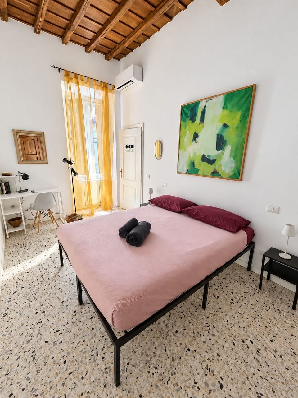 Terrace Charming 3-bedroom apartment with WiFi, AC in Campo dei Fiori in Rome Apartment in Rome