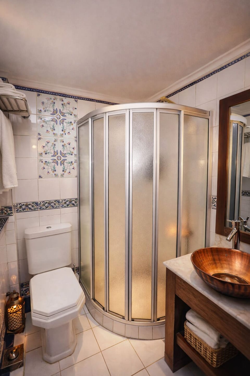 Combined shower/tub, free toiletries, hair dryer, slippers