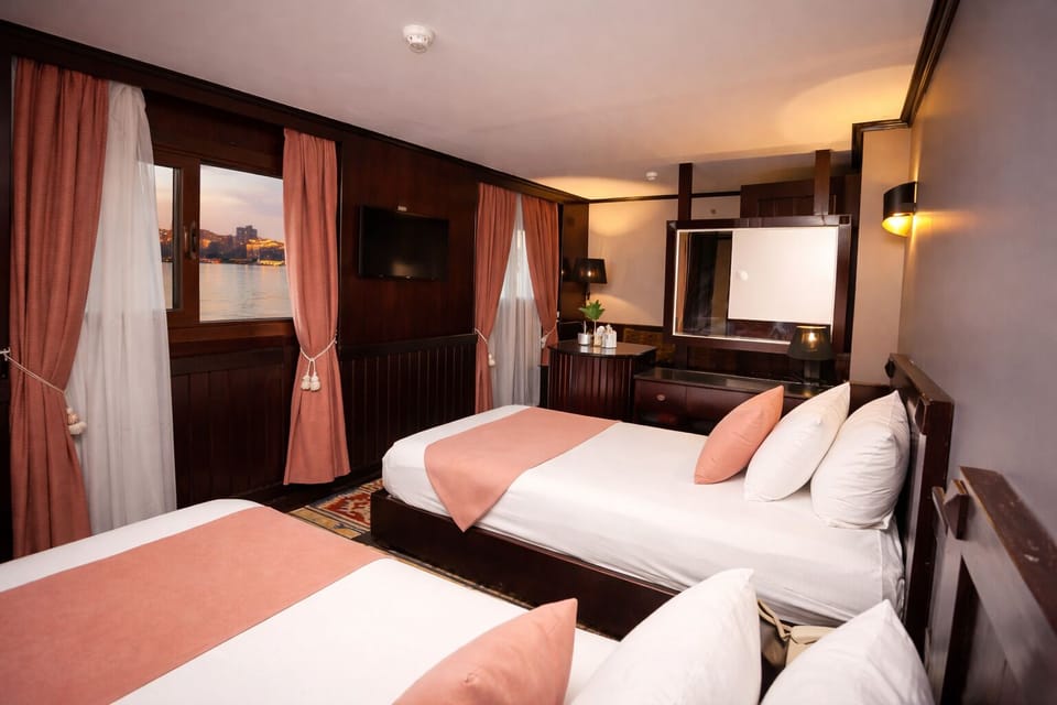 Deluxe Double or Twin Room, River View | Desk, free WiFi
