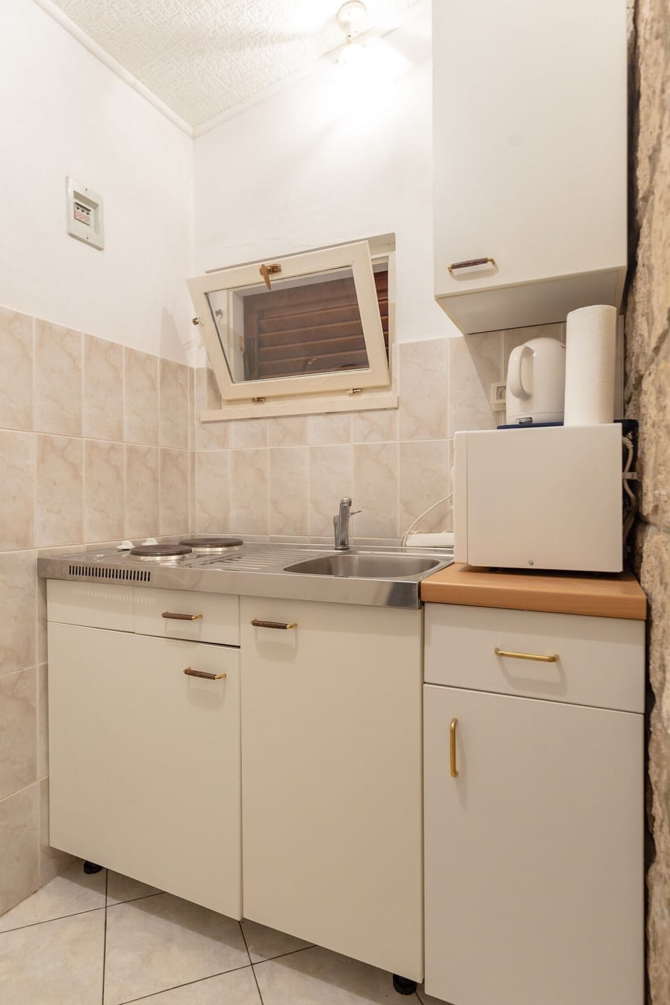 Full-size fridge, microwave, oven, stovetop