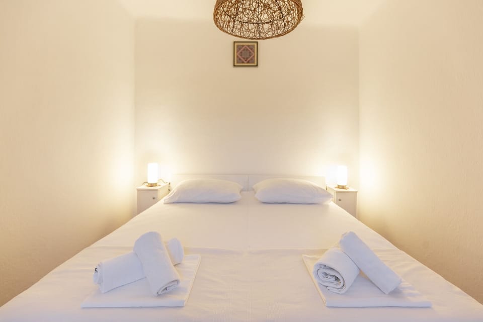 4 bedrooms, iron/ironing board, free WiFi