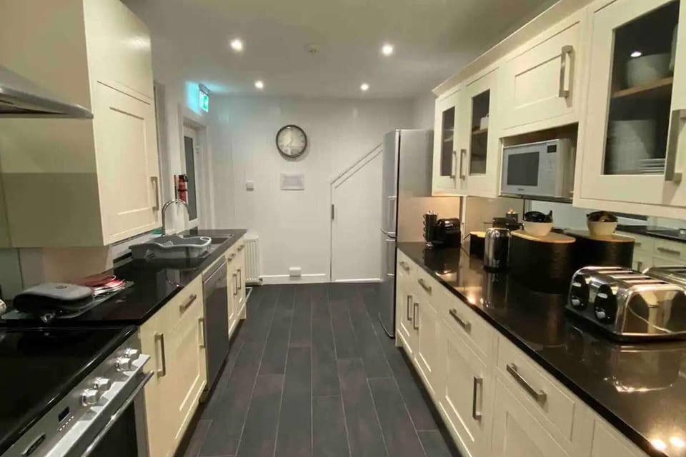 House | Private kitchen | Fridge, microwave, oven, stovetop