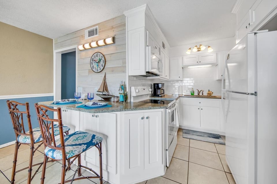 Condo, 1 King Bed with Sofa bed (The Summit 431) | Private kitchen | Oven, toaster
