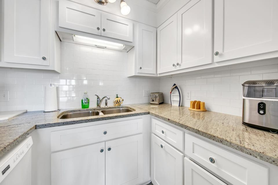 Condo, 1 King Bed with Sofa bed (The Summit 431) | Private kitchen | Oven, toaster