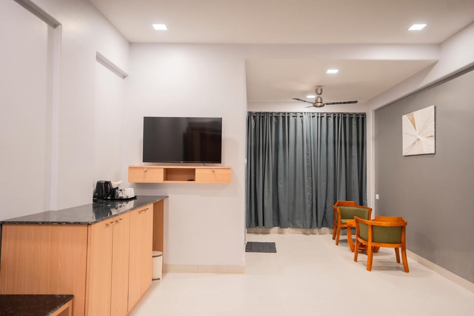 Superior Double Room, Balcony, Sea View | Laptop workspace, iron/ironing board, free WiFi