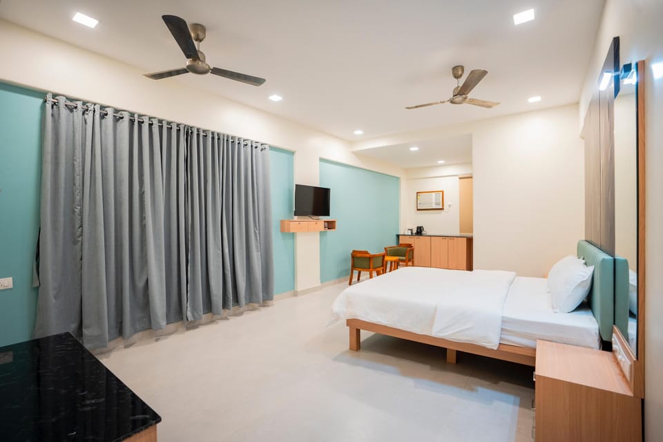Superior Double Room, Balcony, Sea View | Laptop workspace, iron/ironing board, free WiFi
