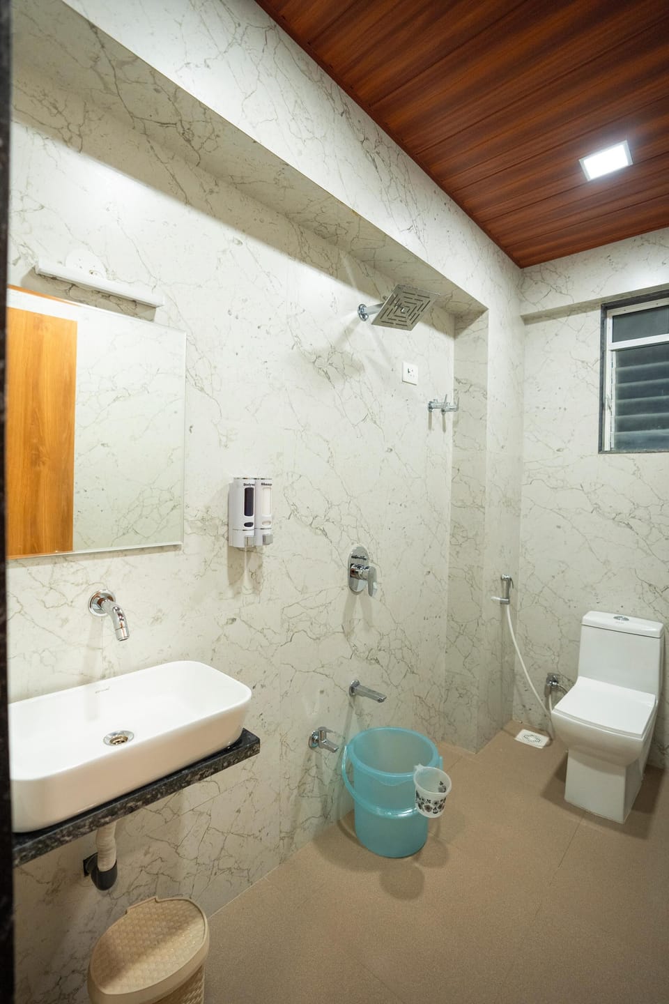 Superior Double Room, Balcony, Sea View | Bathroom | Shower, bidet, towels, soap