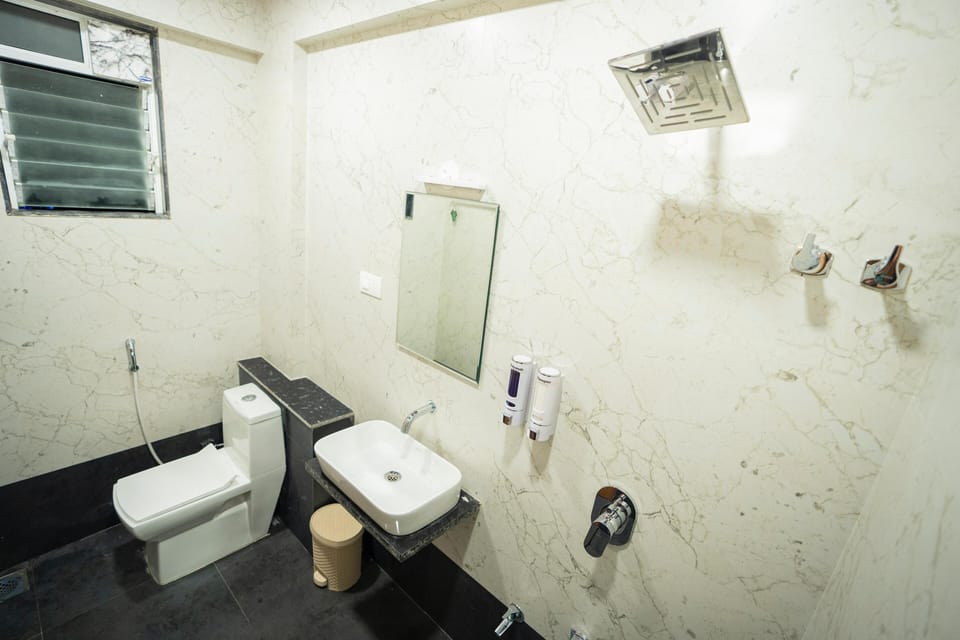 Superior Double Room, Balcony, Sea View | Bathroom | Shower, bidet, towels, soap