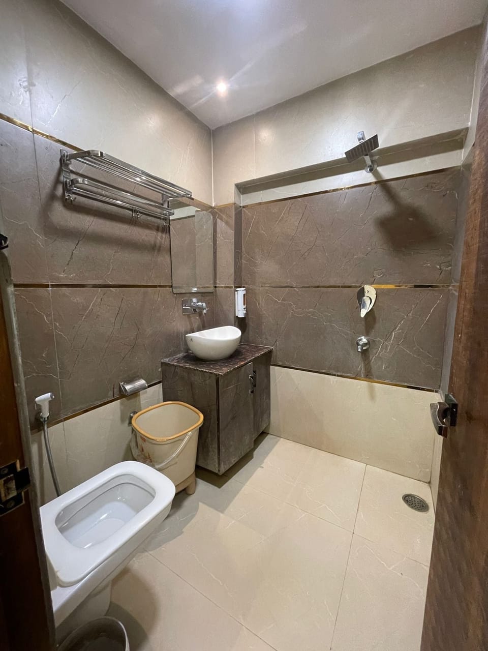 Shower, towels, soap, shampoo