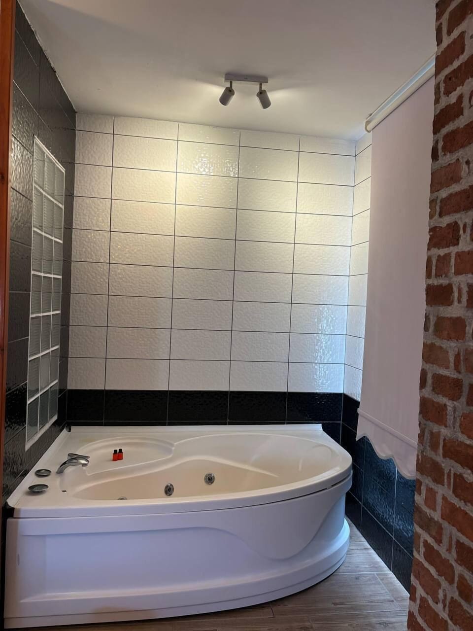 Deluxe Double Room, Garden View | Bathroom | Free toiletries, slippers, soap, shampoo