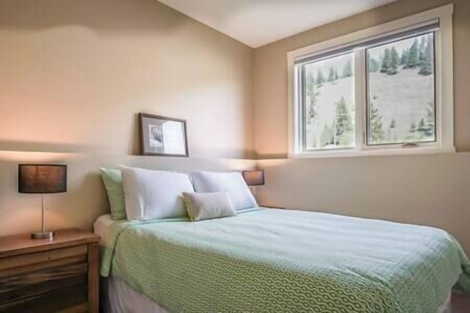 Second bedroom with queen bed. And incredible views of the Rocky Mountains, of course.... :)