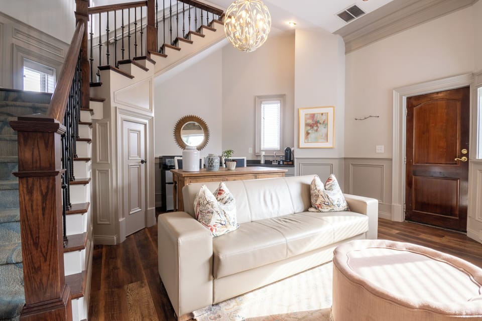 Suite, Balcony, Pool View | Living area