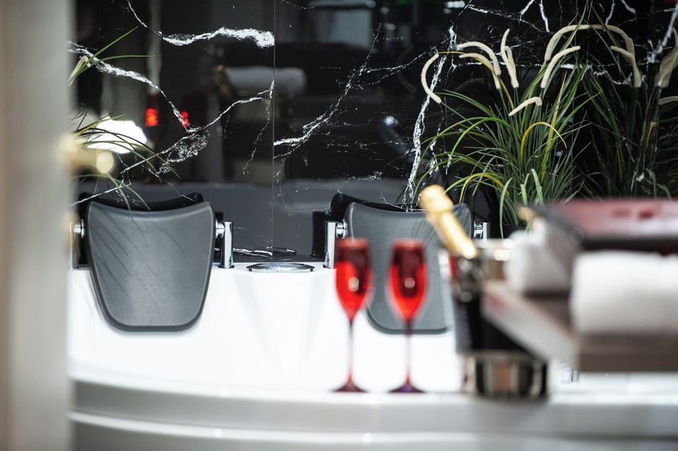 Comfort Apartment | Bathroom | Free toiletries, hair dryer, slippers, towels