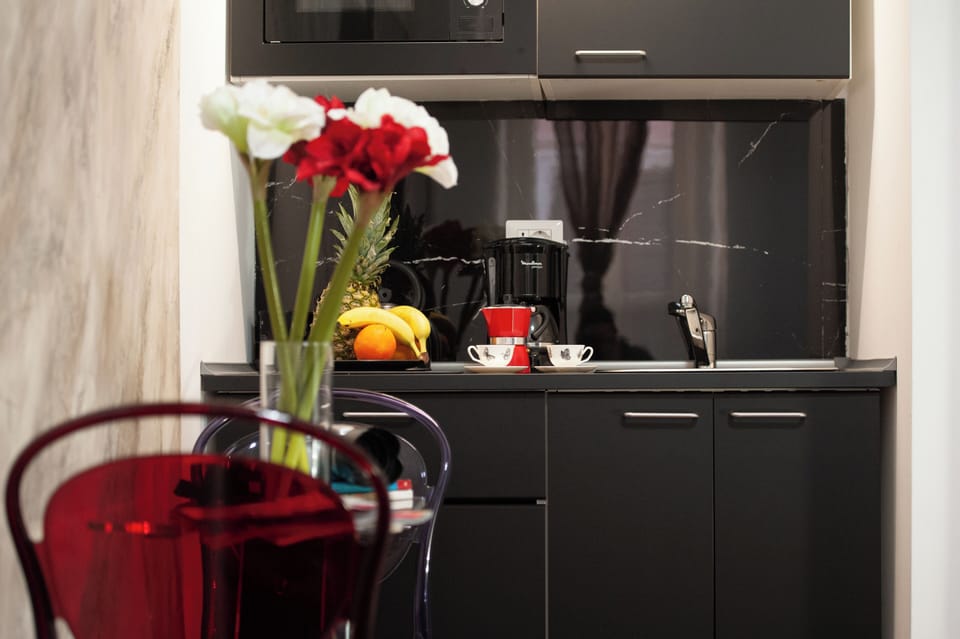 Comfort Apartment | Bathroom | Free toiletries, hair dryer, slippers, towels