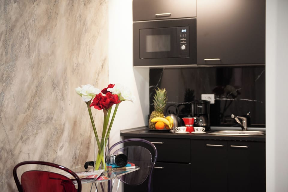 Comfort Apartment | Private kitchen | Mini-fridge, microwave, coffee/tea maker, electric kettle