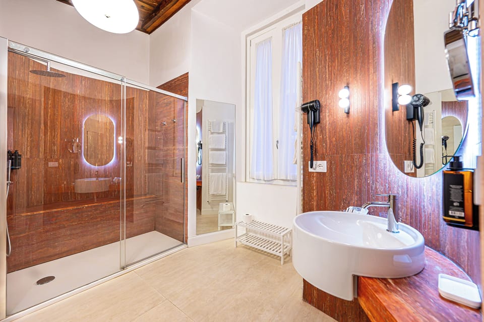 Deluxe Quadruple Room, City View | Bathroom | Shower, hair dryer, bidet, towels