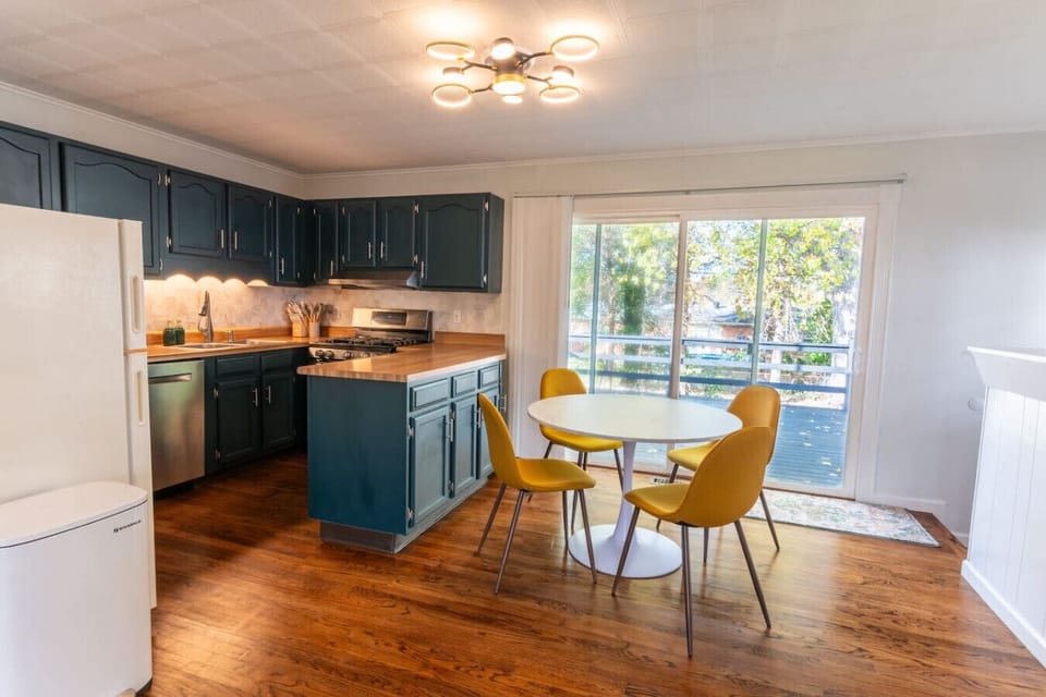 Open Kitchen with Dining Space with 4 Seating