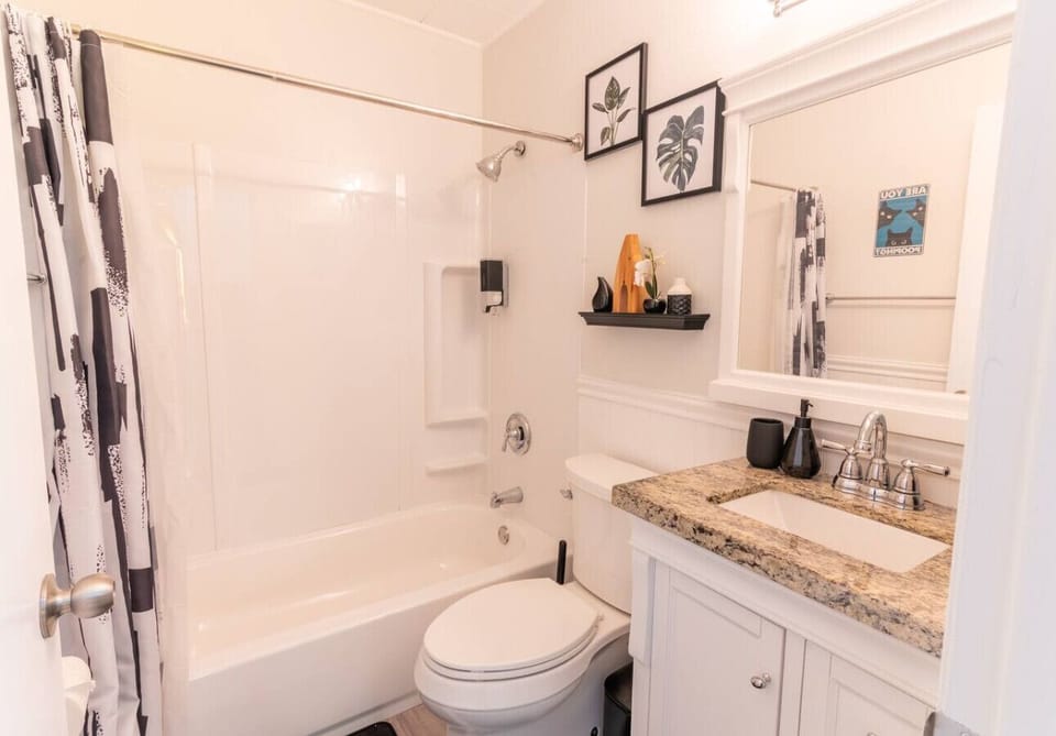 Hallway Full Bathroom with tub