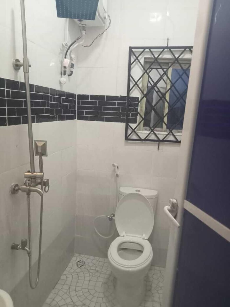 Basic Room | Bathroom | Free toiletries, towels, soap, toilet paper