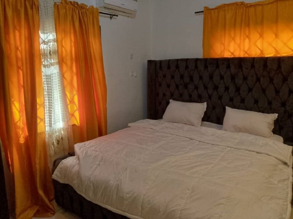 Basic Room | Laptop workspace, free WiFi