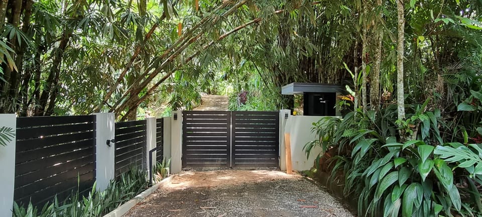 Villa Sueño, Guarded Gates
