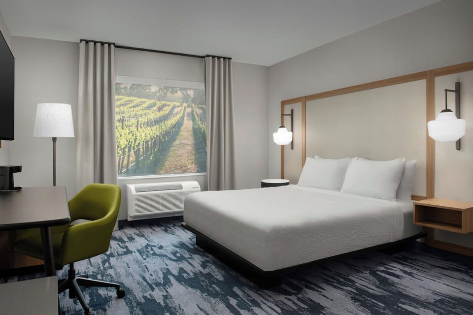 Standard Room, 1 King Bed | Hypo-allergenic bedding, desk, free cribs/infant beds, free WiFi