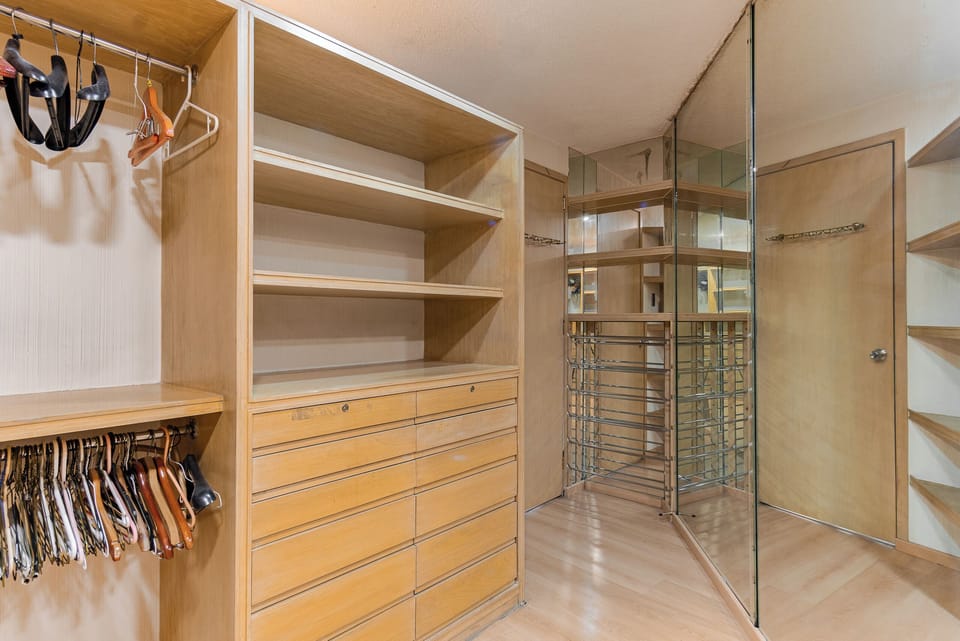 Luxury Apartment, City View | Wardrobe