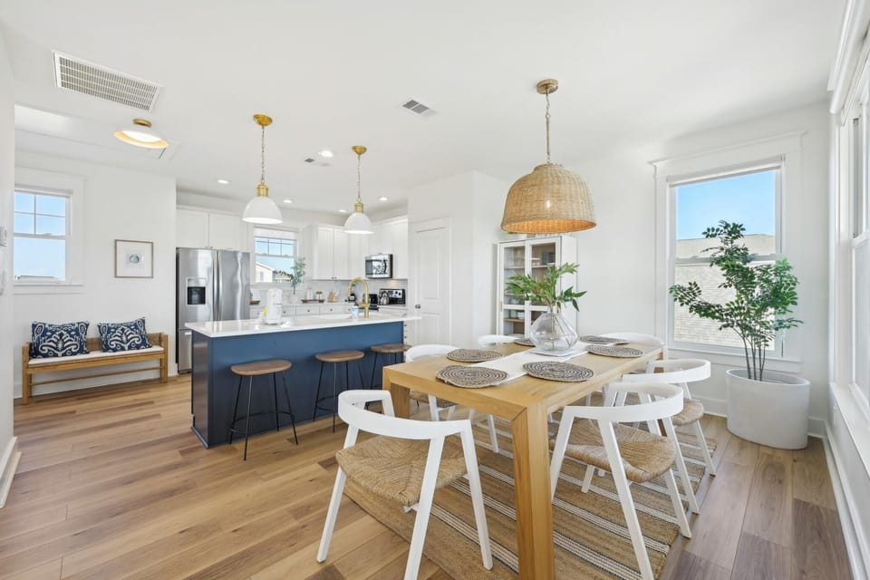 SPACIOUS DINING AND KITCHEN