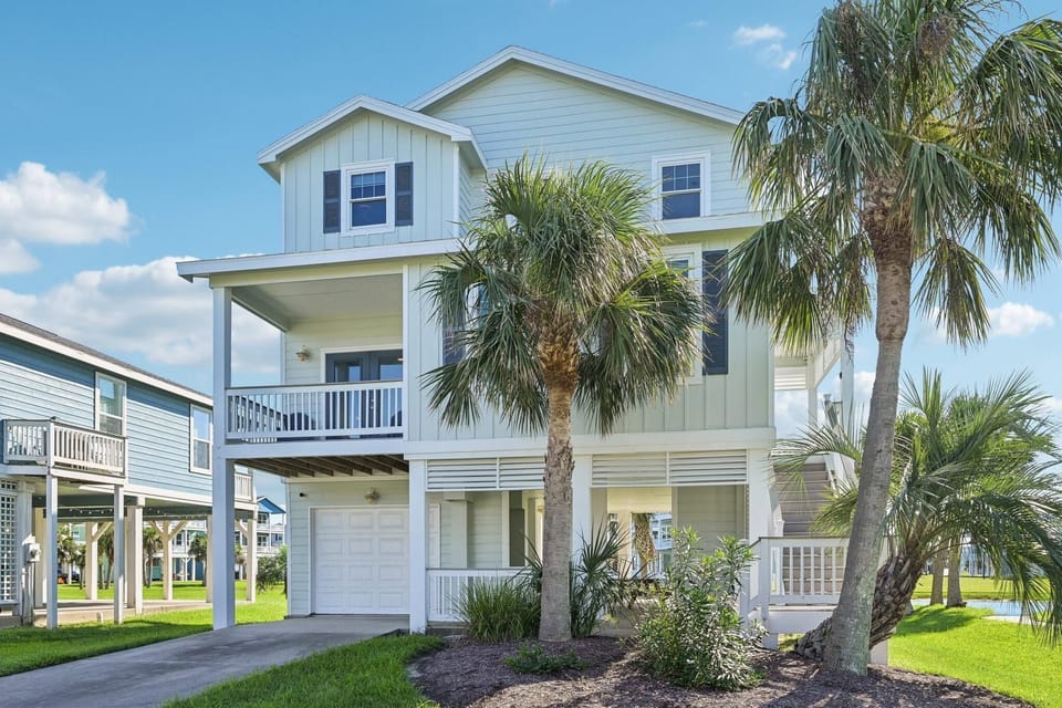SPACIOUS HOME WITH QUICK BEACH ACCESS AND PLENTY OF ROOM FOR FAMILIES