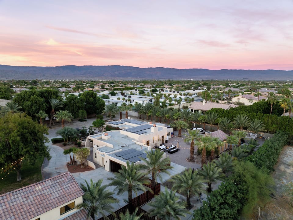 4 Bedroom 4.5 bathroom
Full Kitchen 
Living room 
*4 bedroom is Casita