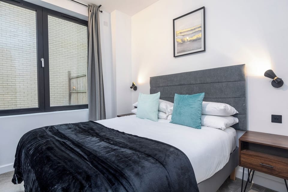 Ensuite bedroom with private bathroom with bathtub, with king size bed (150 x 200 cm) and wardrobe