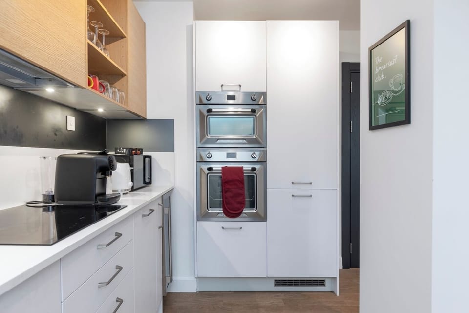 Fully equipped kitchen, Nespresso machine, kettle, toaster, microwave, 2 ovens and induction cooker