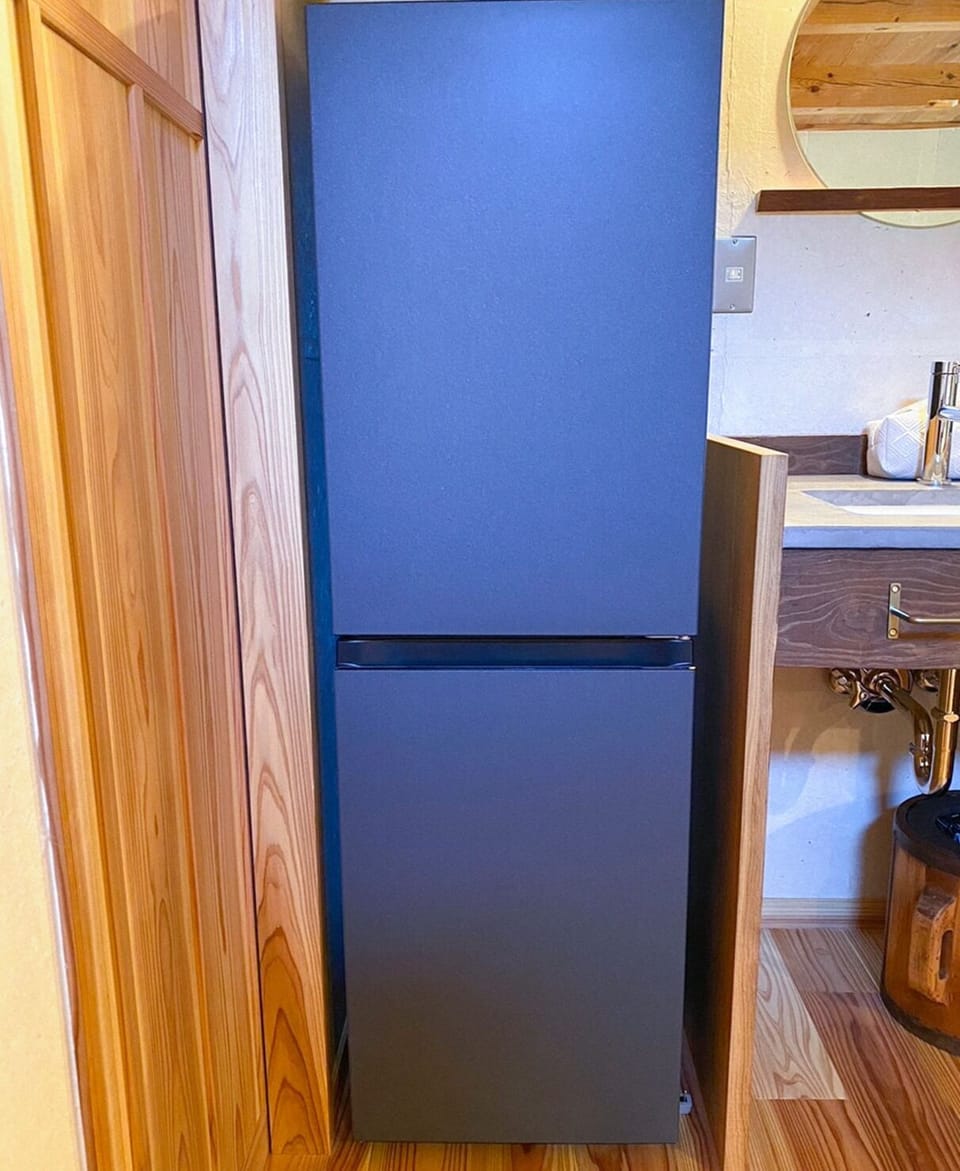 ・[Kitchen] A refrigerator that can hold plenty of food. Cooking dinner with local ingredients is one of the best parts of traveling.