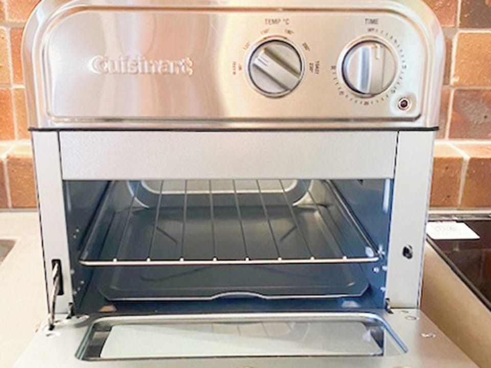 ・[Kitchen] It's easy to prepare bread for breakfast. The outside is crispy.