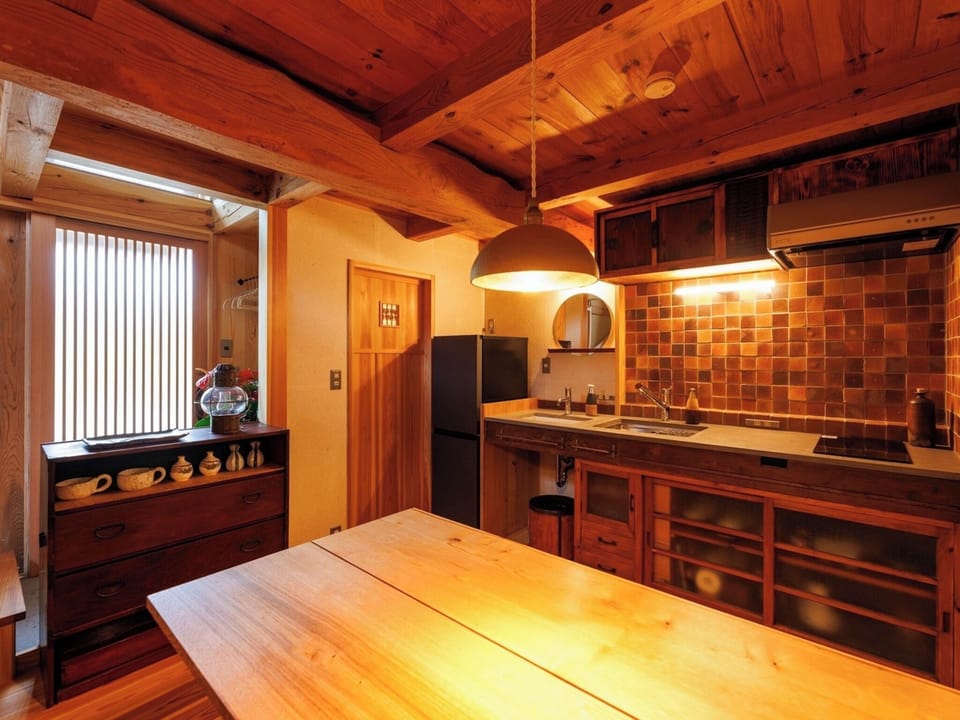 ・[Dining Kitchen] Stylish kitchen tiles made by a local tile maker